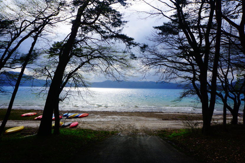 田沢湖の青い水と青空が織りなす穏やかな風景