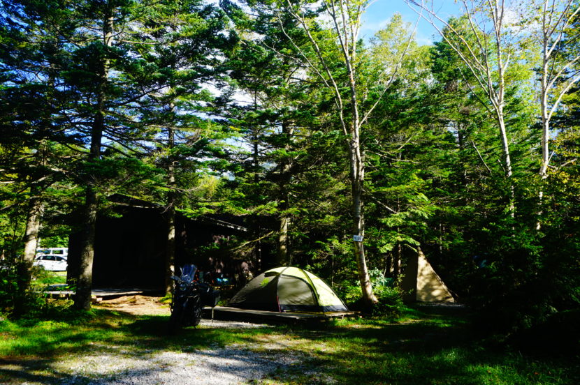 御岳自然休養林胡桃島キャンプ場、テント設営の様子。
