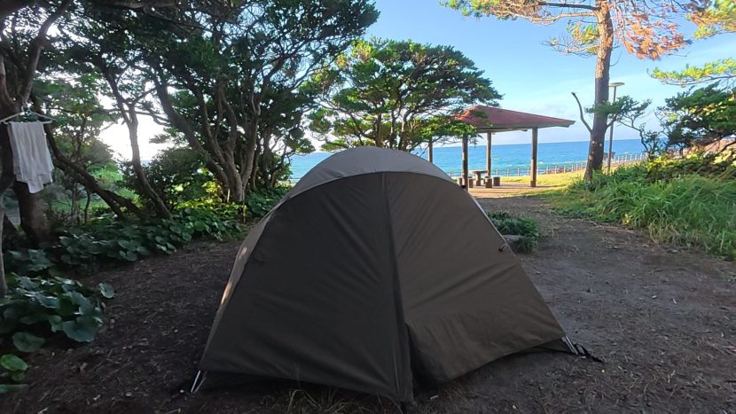 火之神公園キャンプ場のテントから見る青い海